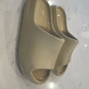 Yeezy Slides size 6 bone, worn condition